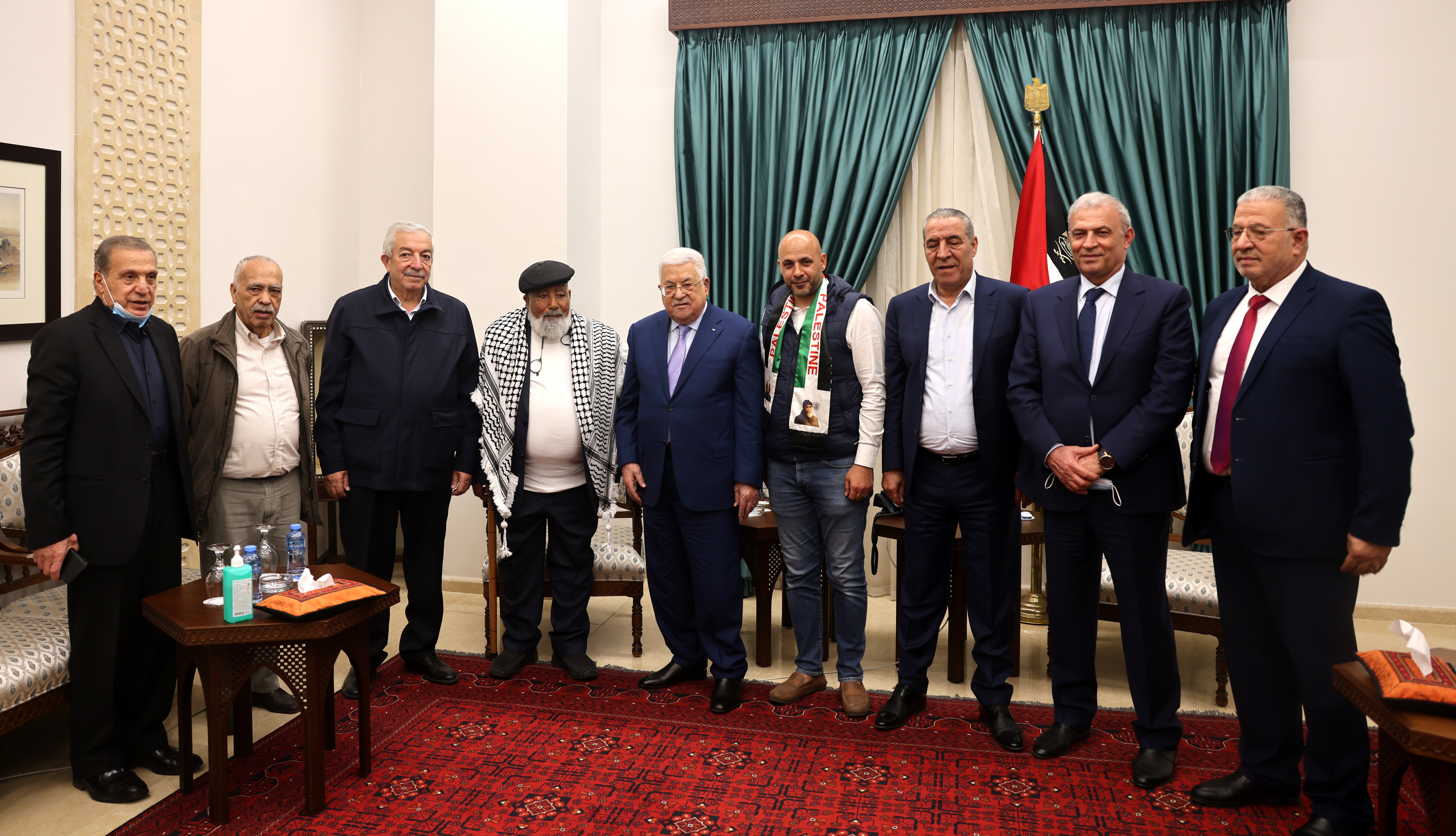 الرئيس خلال استقباله شيخ الأسرى فؤاد الشوبكي (عدسة:جاغوب الجاغوب).